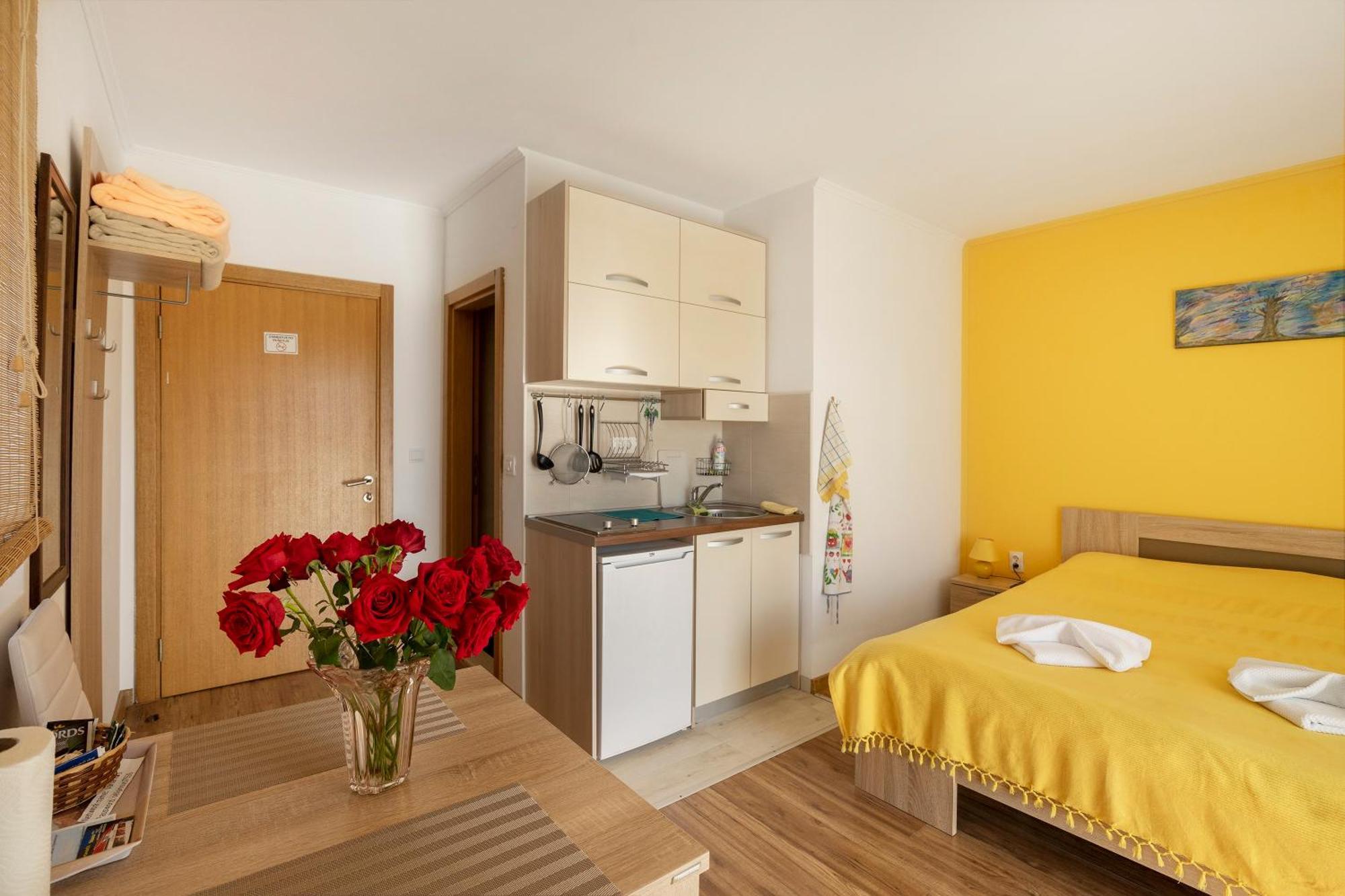 Apartments Viktoria Tivat Bagian luar foto