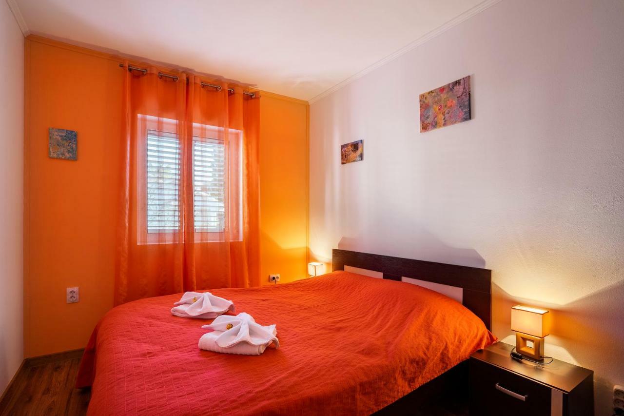 Apartments Viktoria Tivat Bagian luar foto